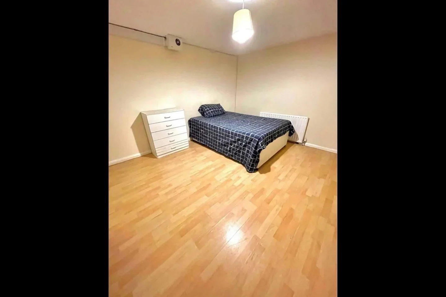 Room Bow Road in Greater London