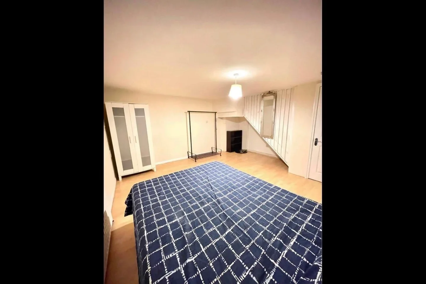 Room Bow Road in Greater London