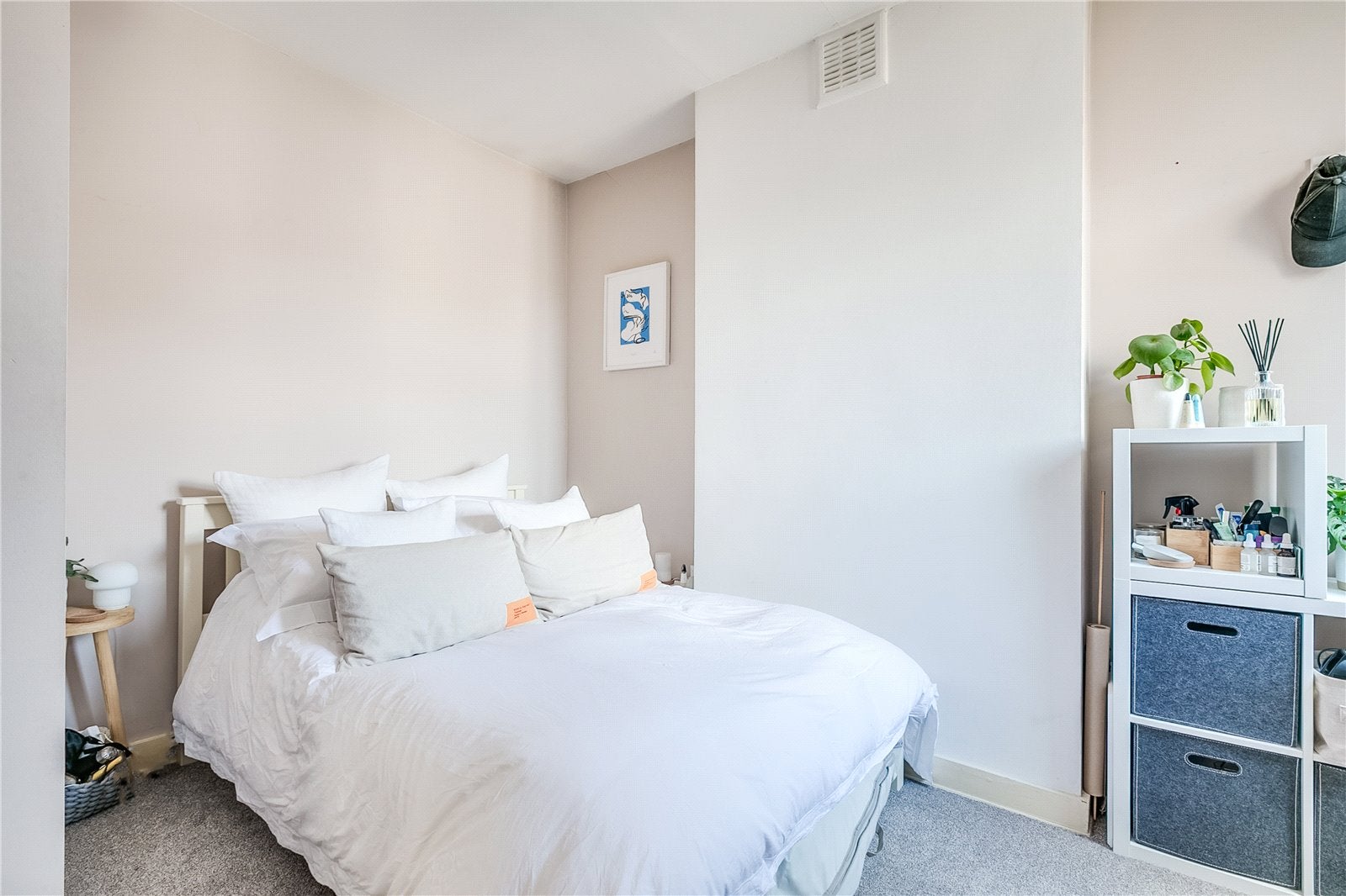 Flat Hydethorpe Road in Greater London