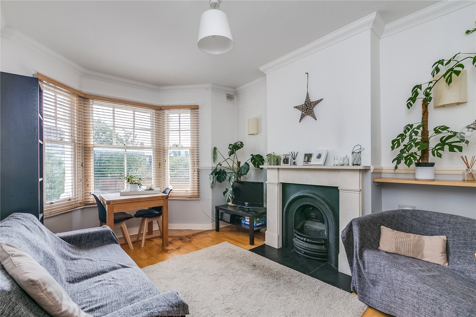 Flat Hydethorpe Road in Greater London