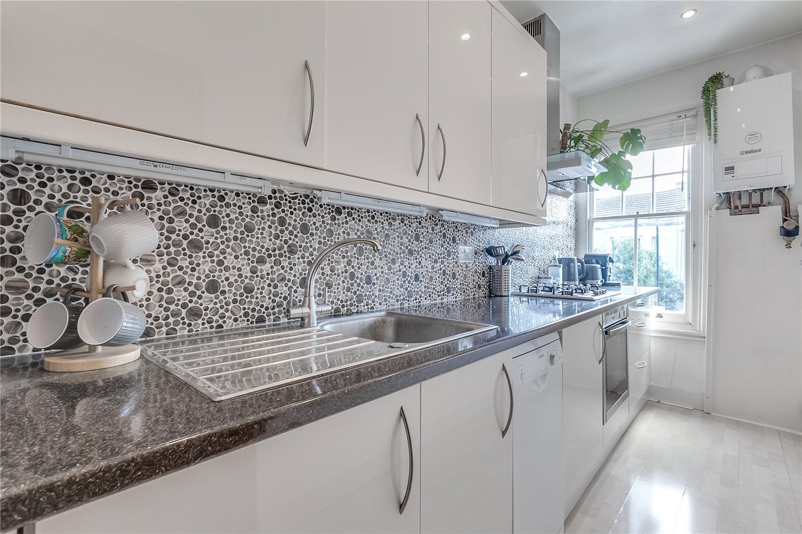 Flat Hydethorpe Road in Greater London