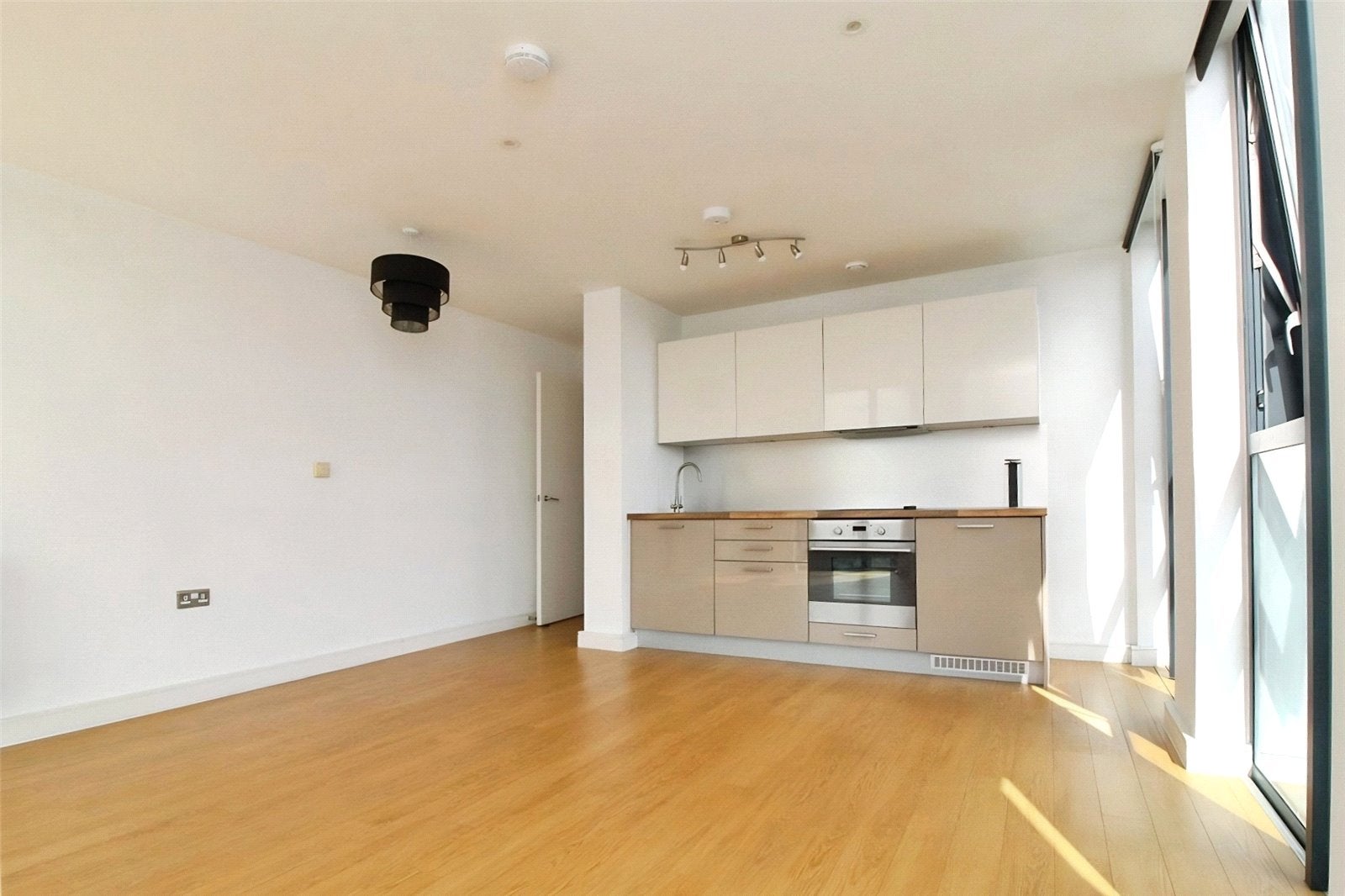 Flat Mason's Avenue in Greater London