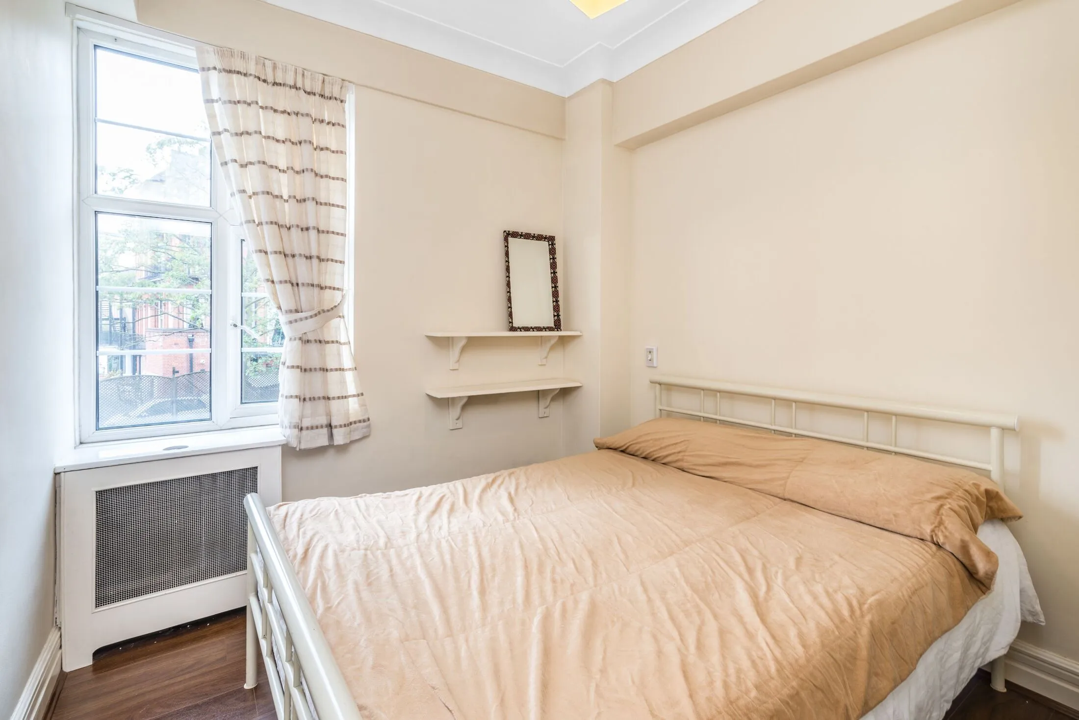 Flat Finchley Road in Greater London