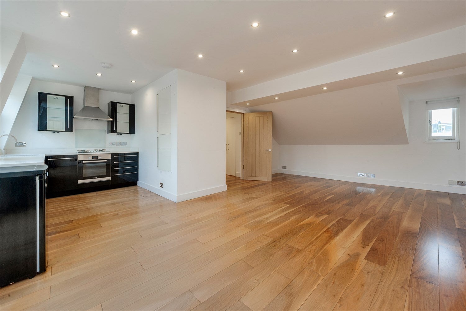 Flat Linden Gardens in Greater London