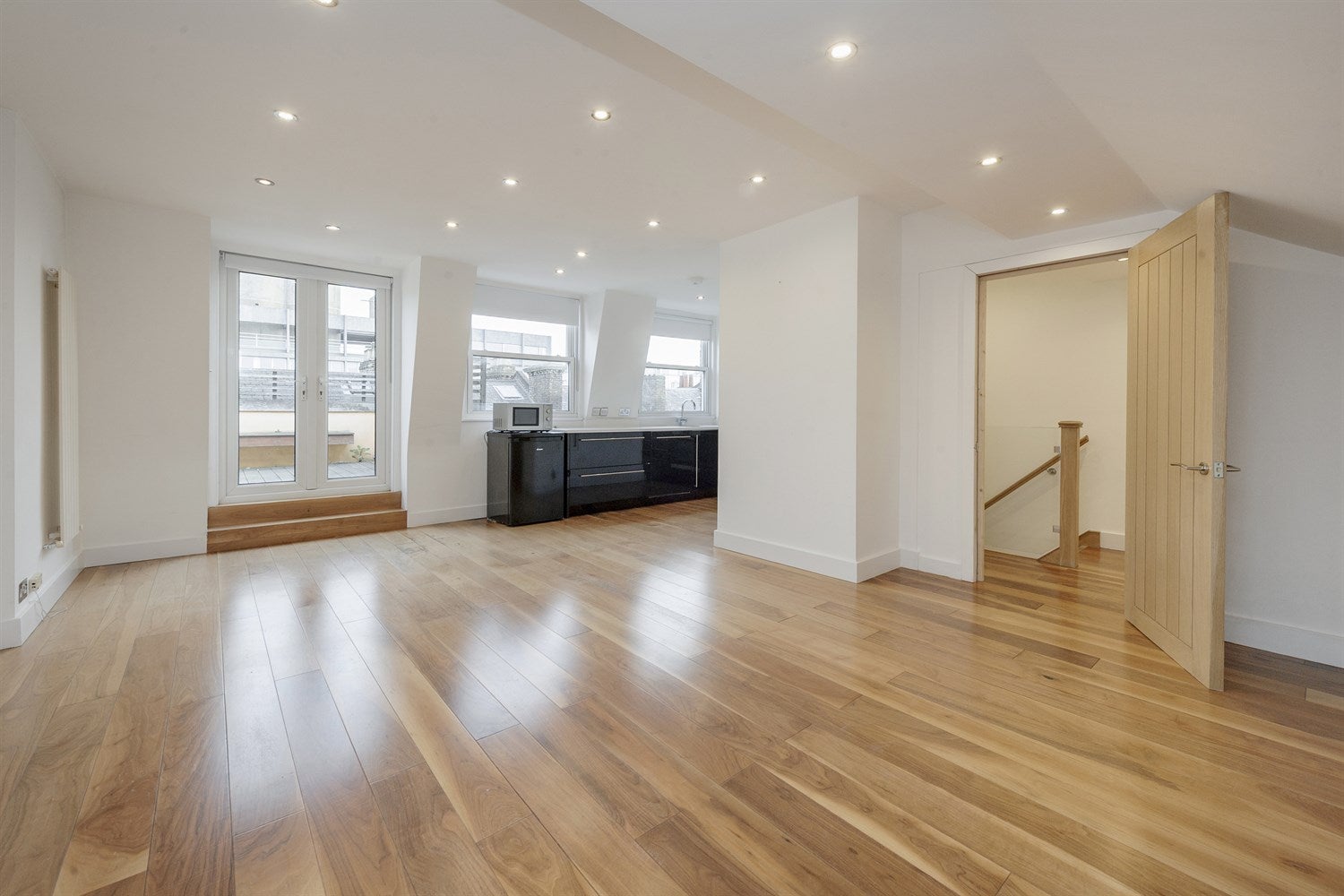 Flat Linden Gardens in Greater London