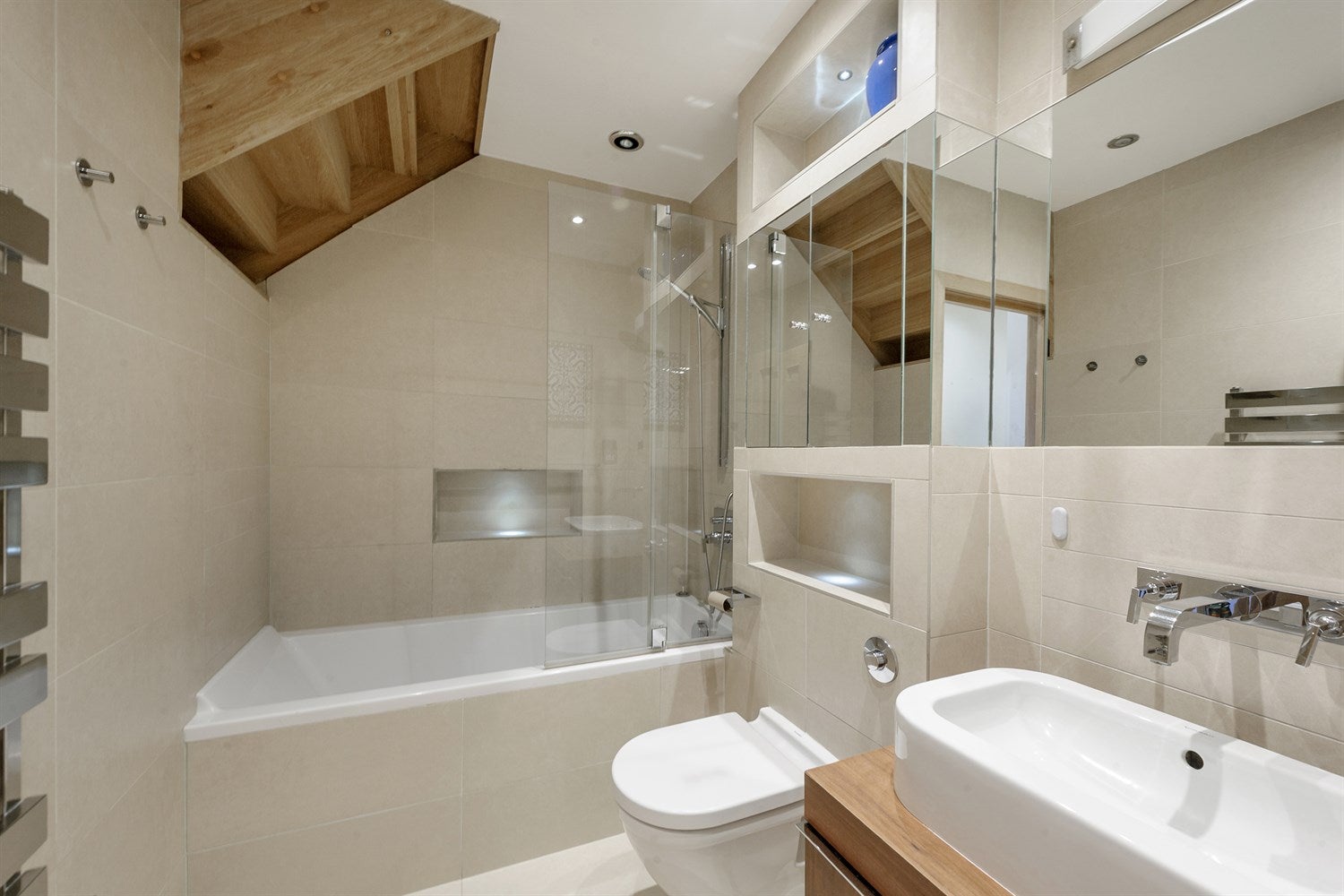 Flat Linden Gardens in Greater London