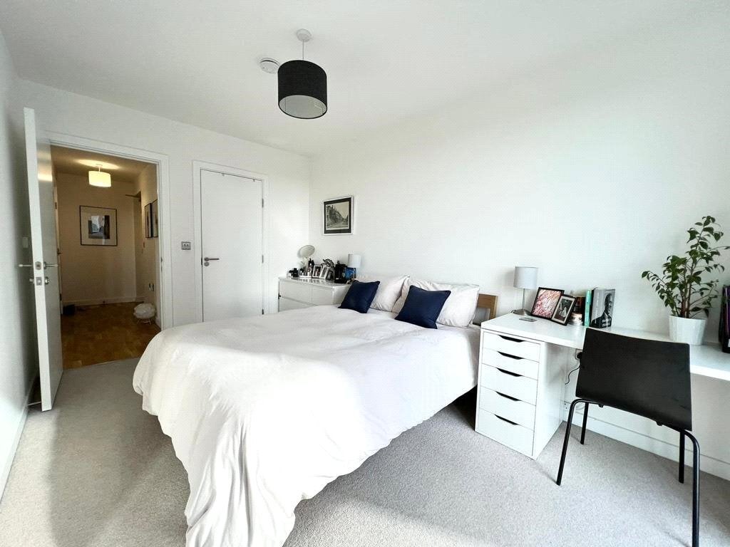 Flat Larkwood Avenue in Greater London