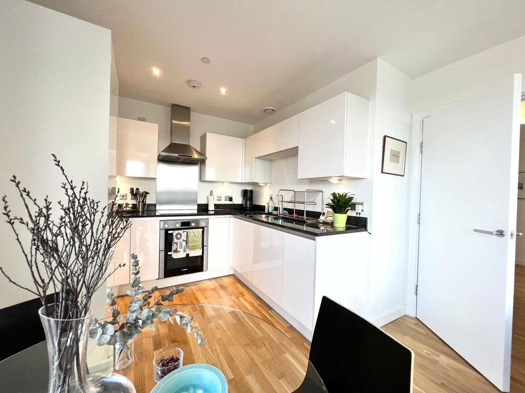 Flat Larkwood Avenue in Greater London