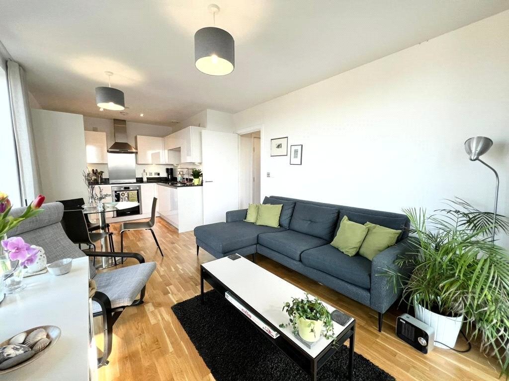Flat Larkwood Avenue in Greater London