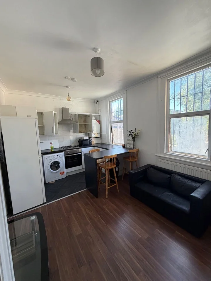 Flat Upper Tooting Road in Greater London