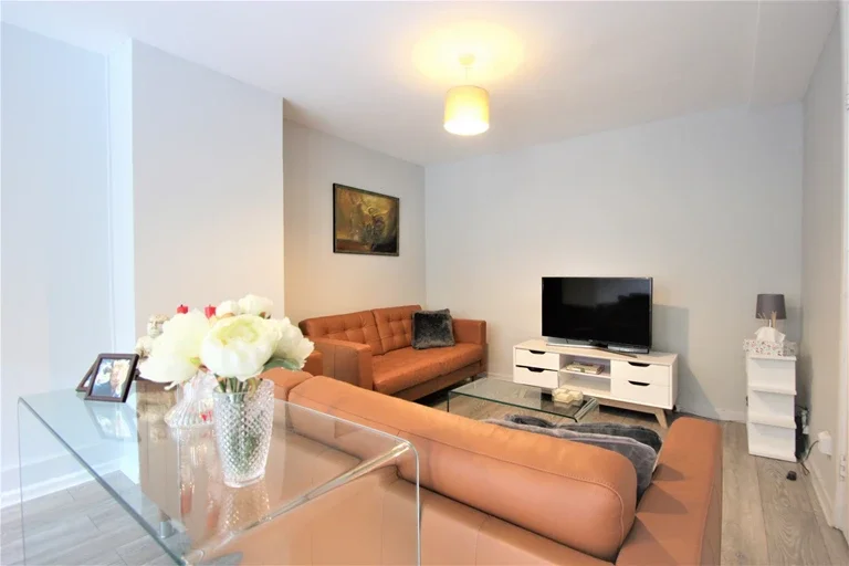 Flat Hammersmith Road in Greater London