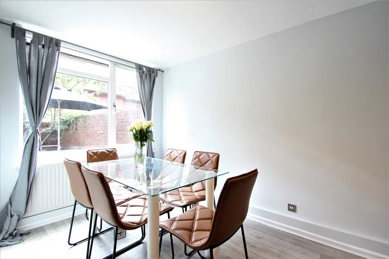 Flat Hammersmith Road in Greater London