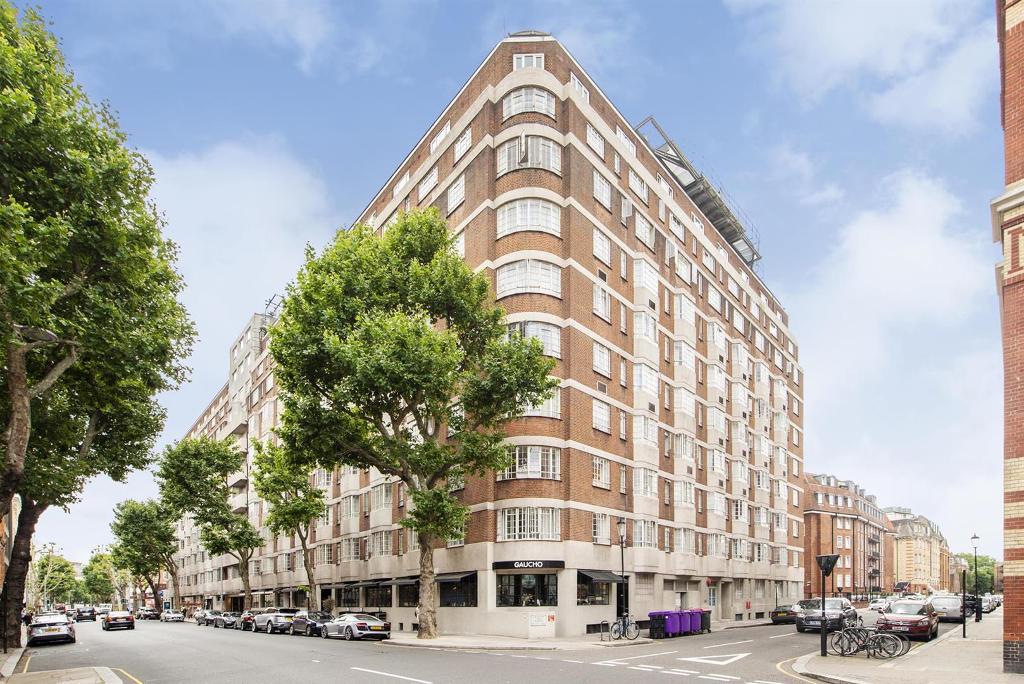 Flat Sloane Avenue in Greater London