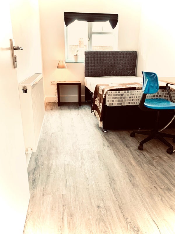 Room Westminster Road in Greater London