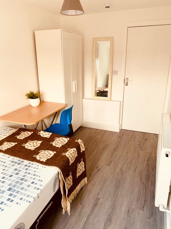 Room Westminster Road in Greater London
