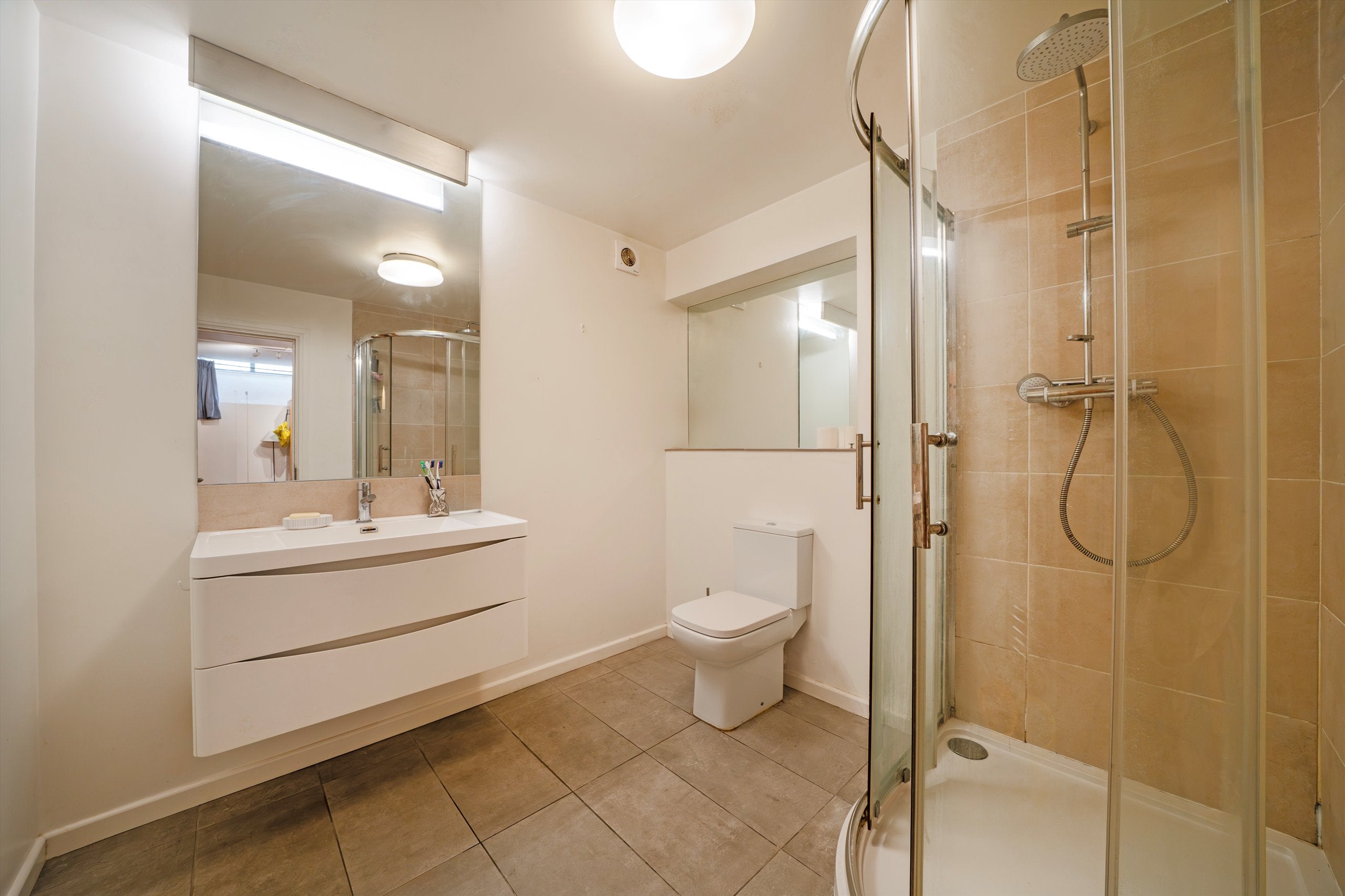Flat Fairclough Street in Greater London