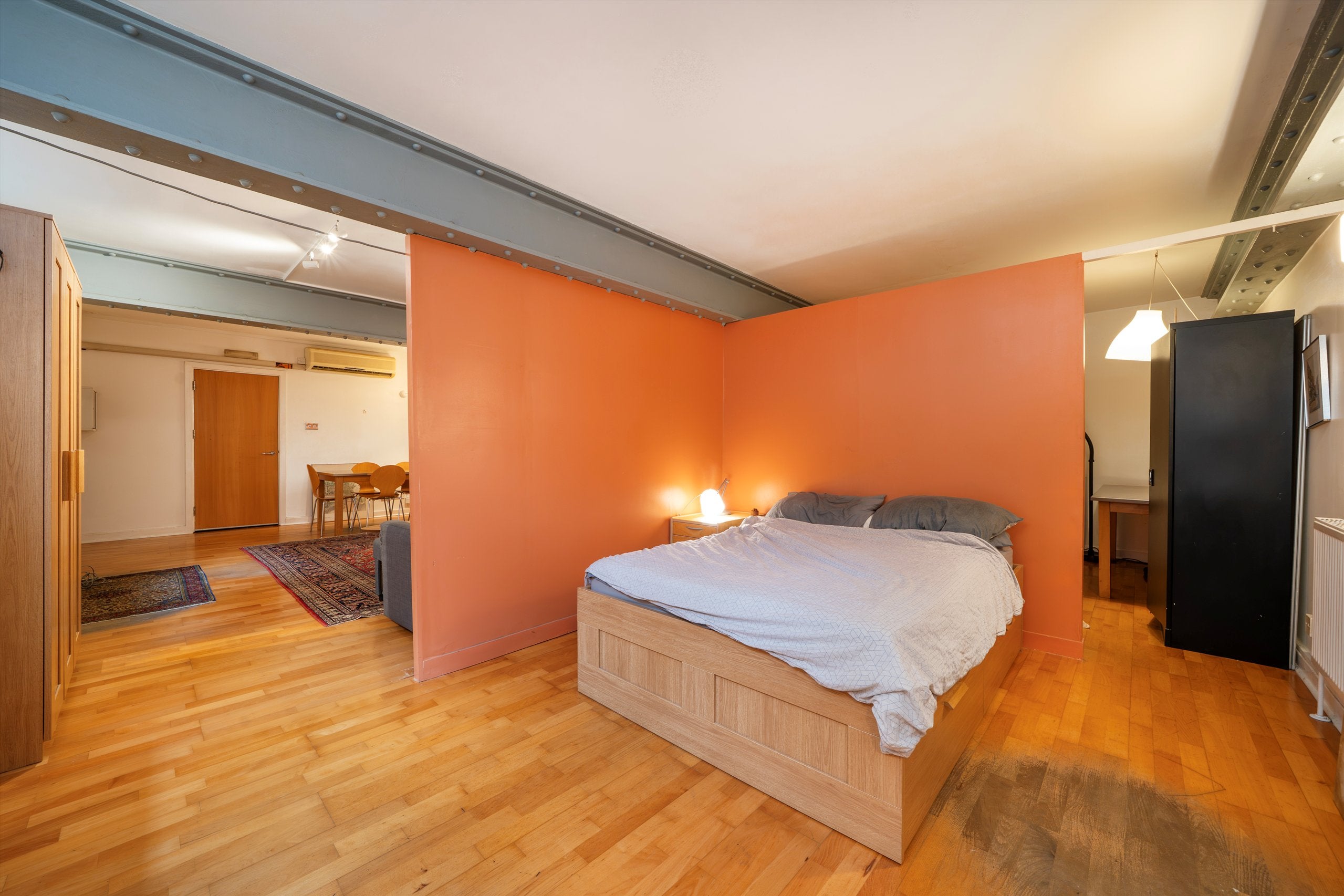 Flat Fairclough Street in Greater London