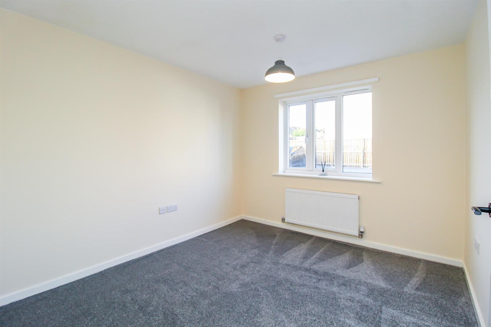 Flat Woodland Close in Wakefield