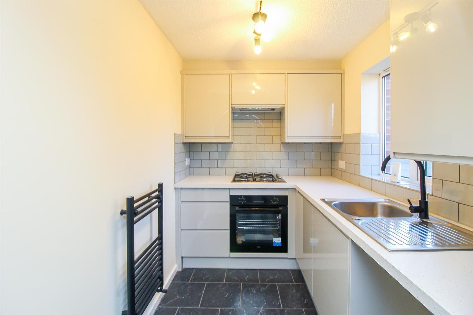 Flat Woodland Close in Wakefield