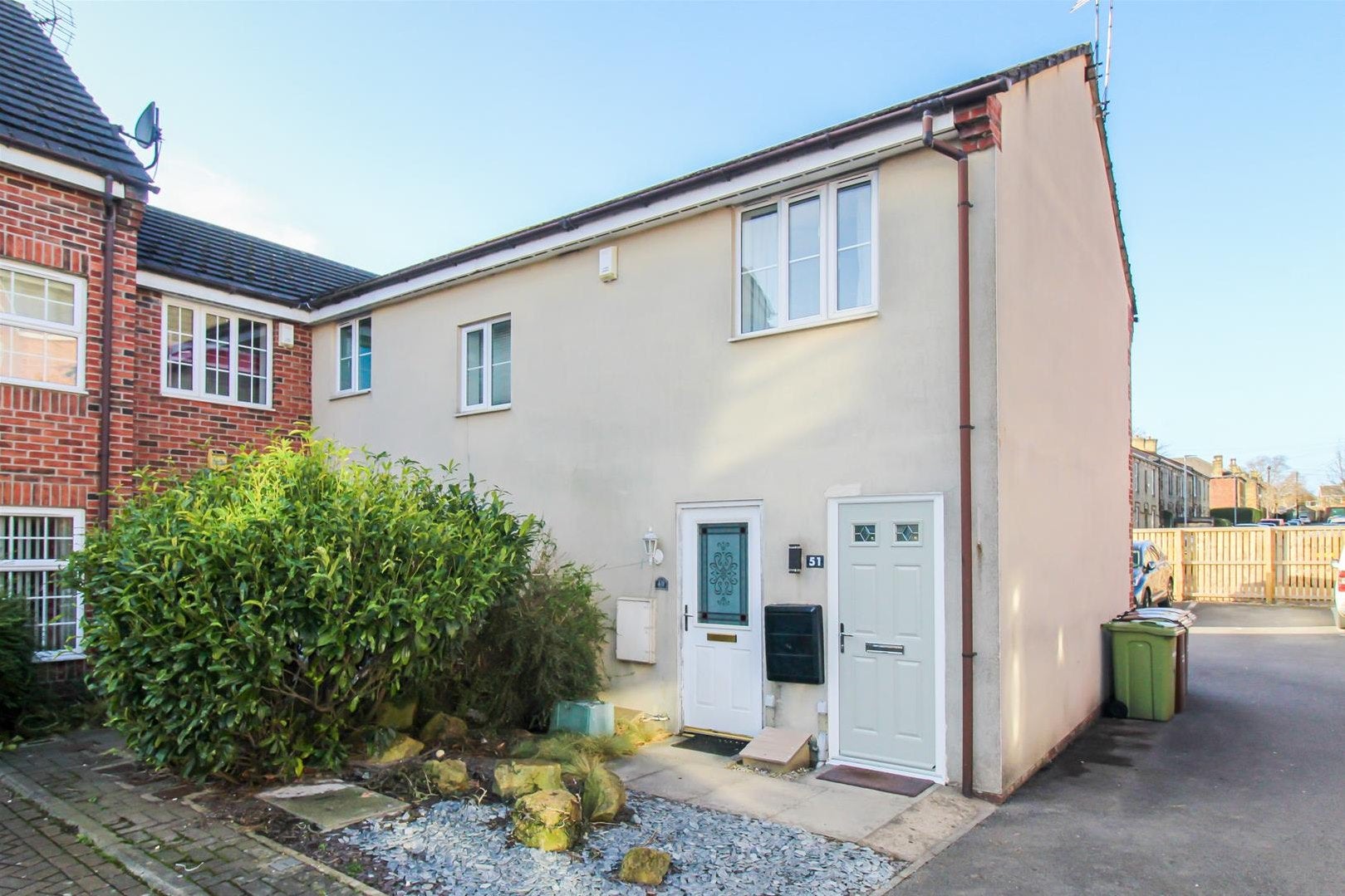 Flat Woodland Close in Wakefield