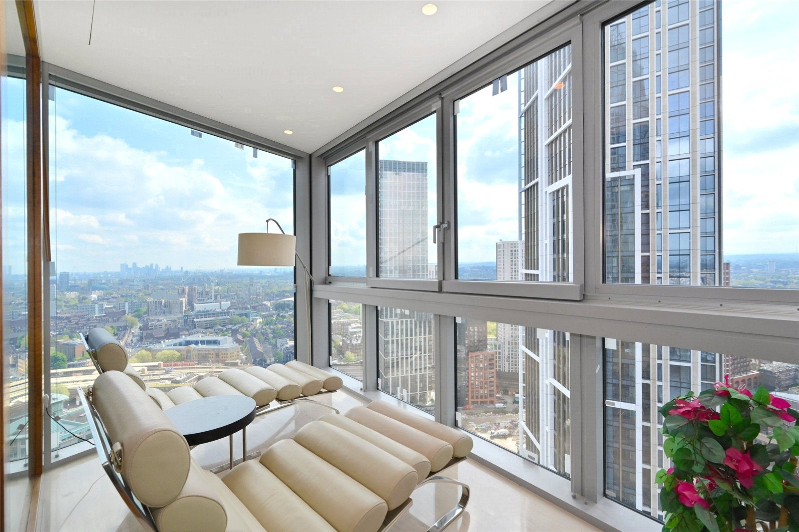 Flat Nine Elms Lane in Greater London