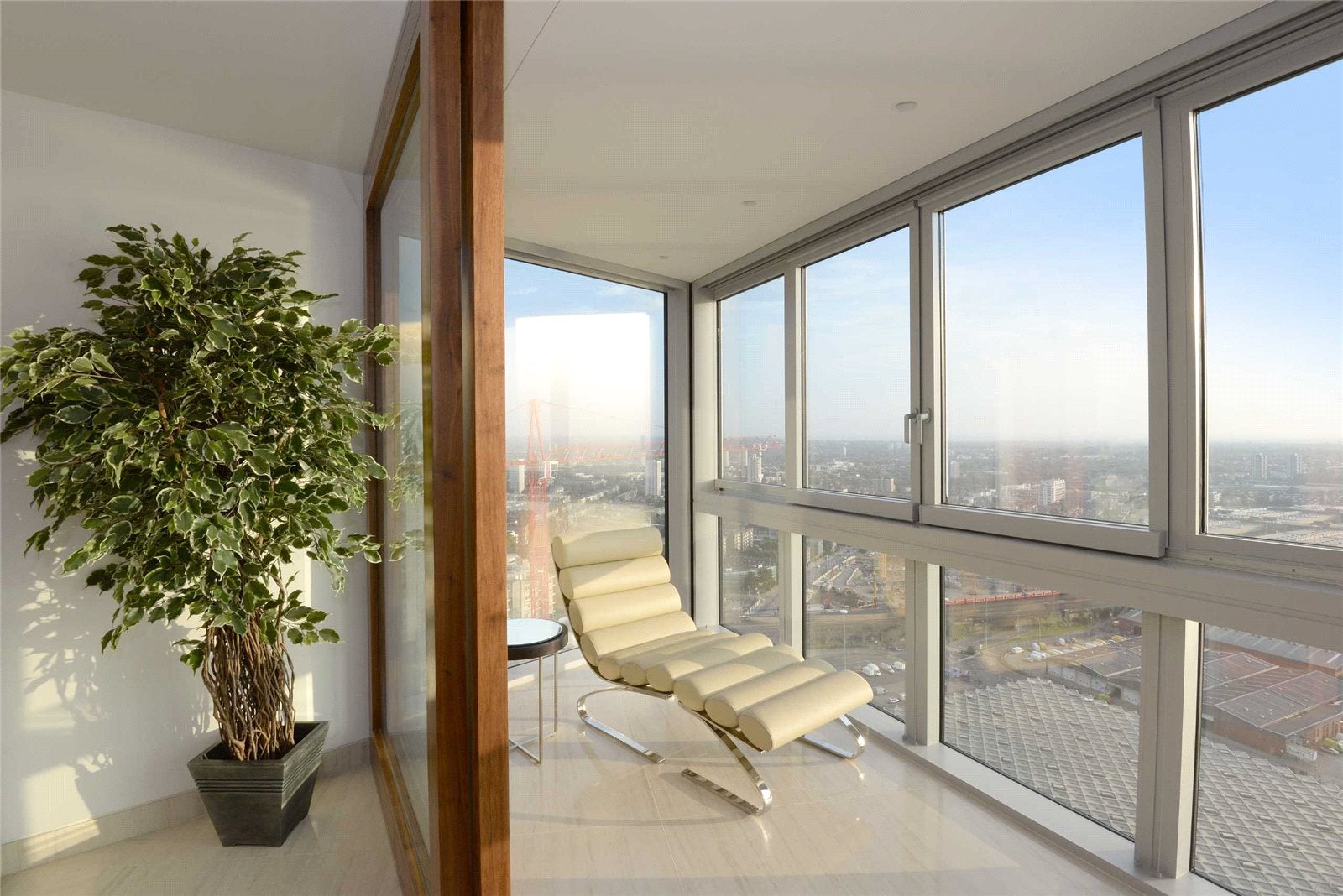 Flat Nine Elms Lane in Greater London