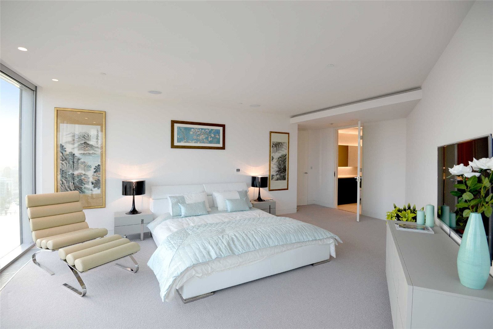 Flat Nine Elms Lane in Greater London