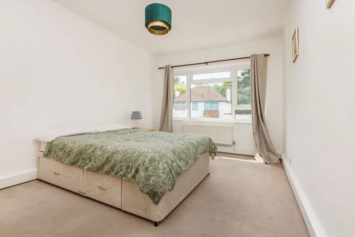 Flat Oak Hill Crescent in Greater London