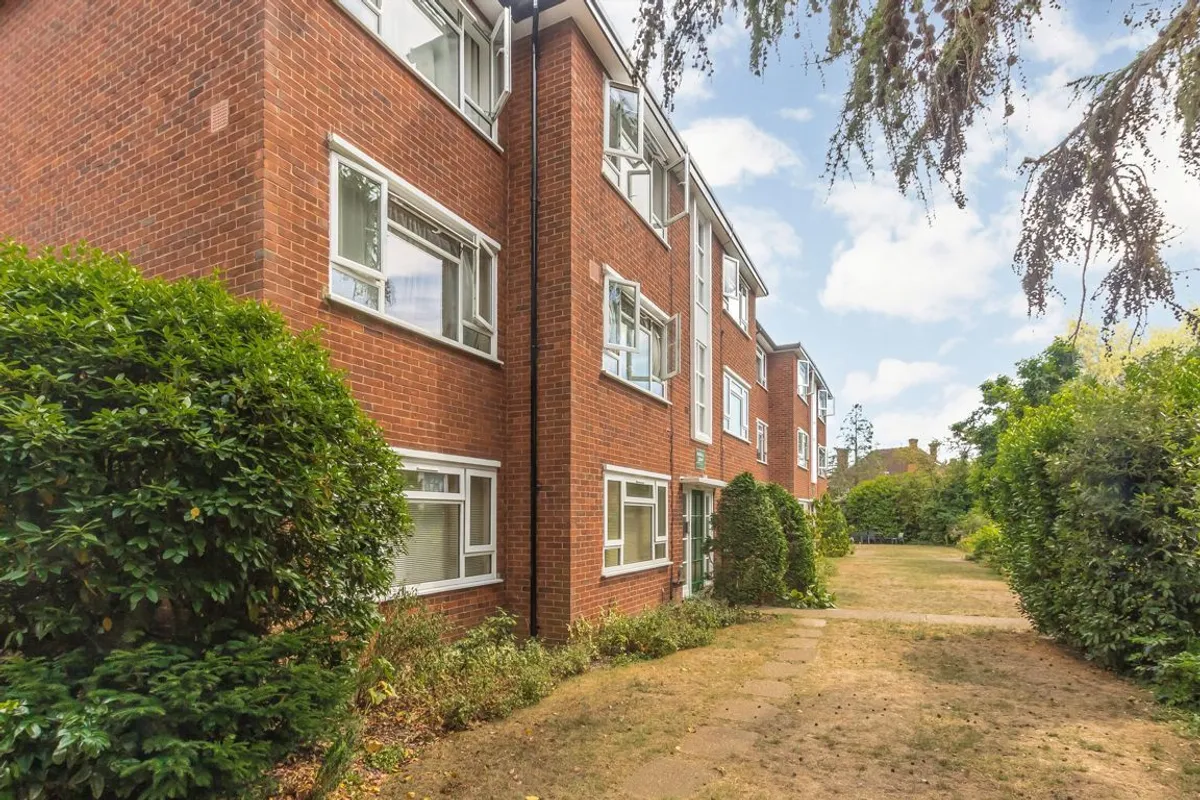 Flat Oak Hill Crescent in Greater London