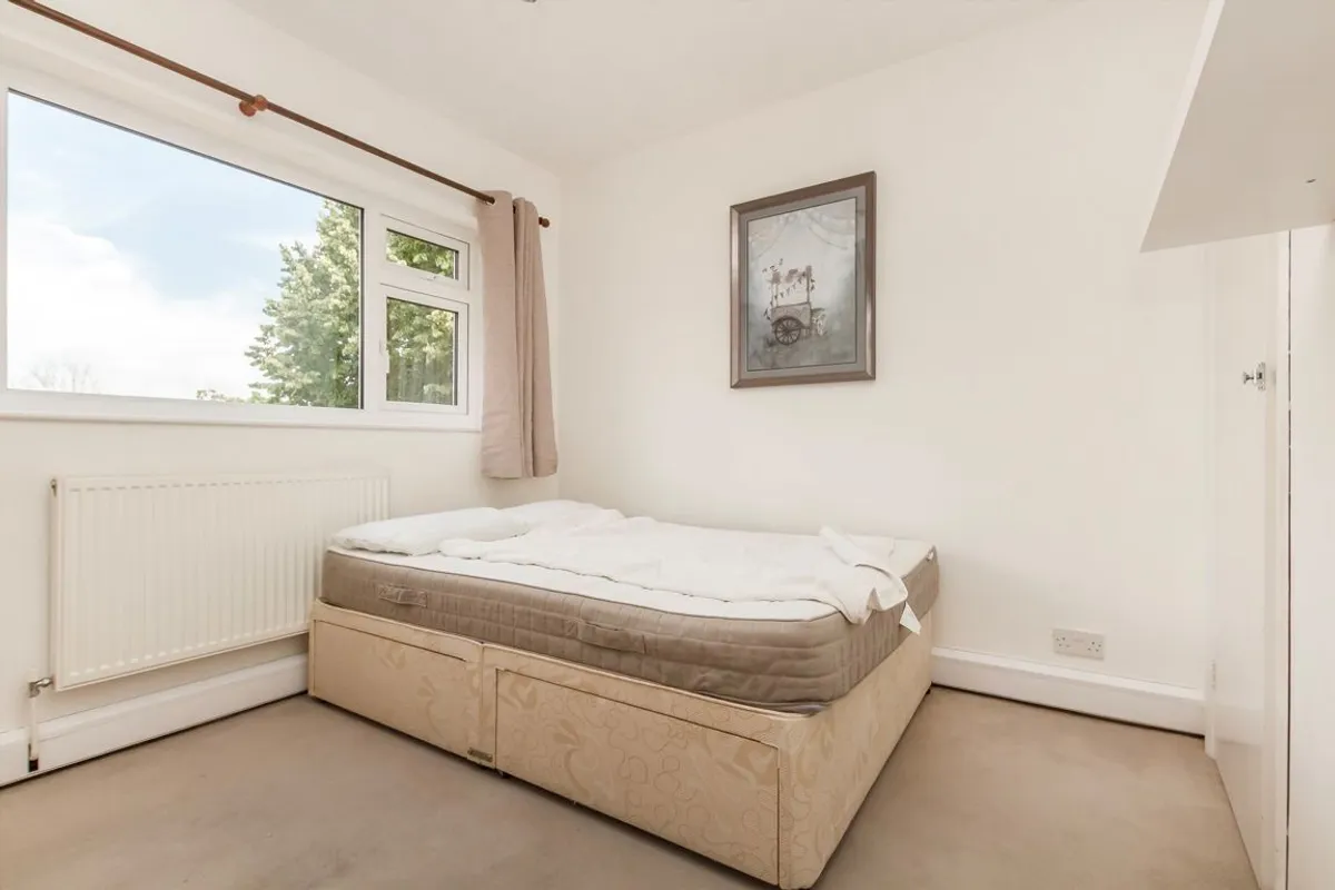 Flat Oak Hill Crescent in Greater London