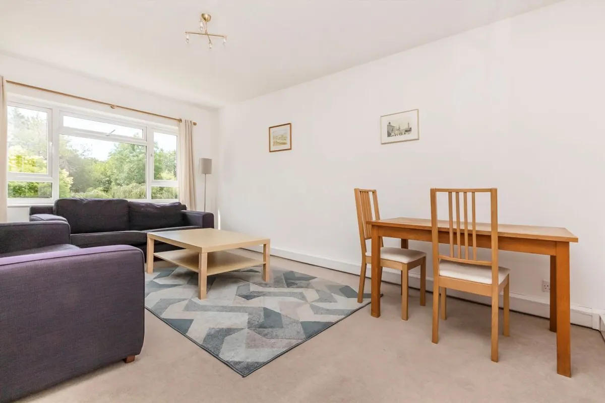 Flat Oak Hill Crescent in Greater London