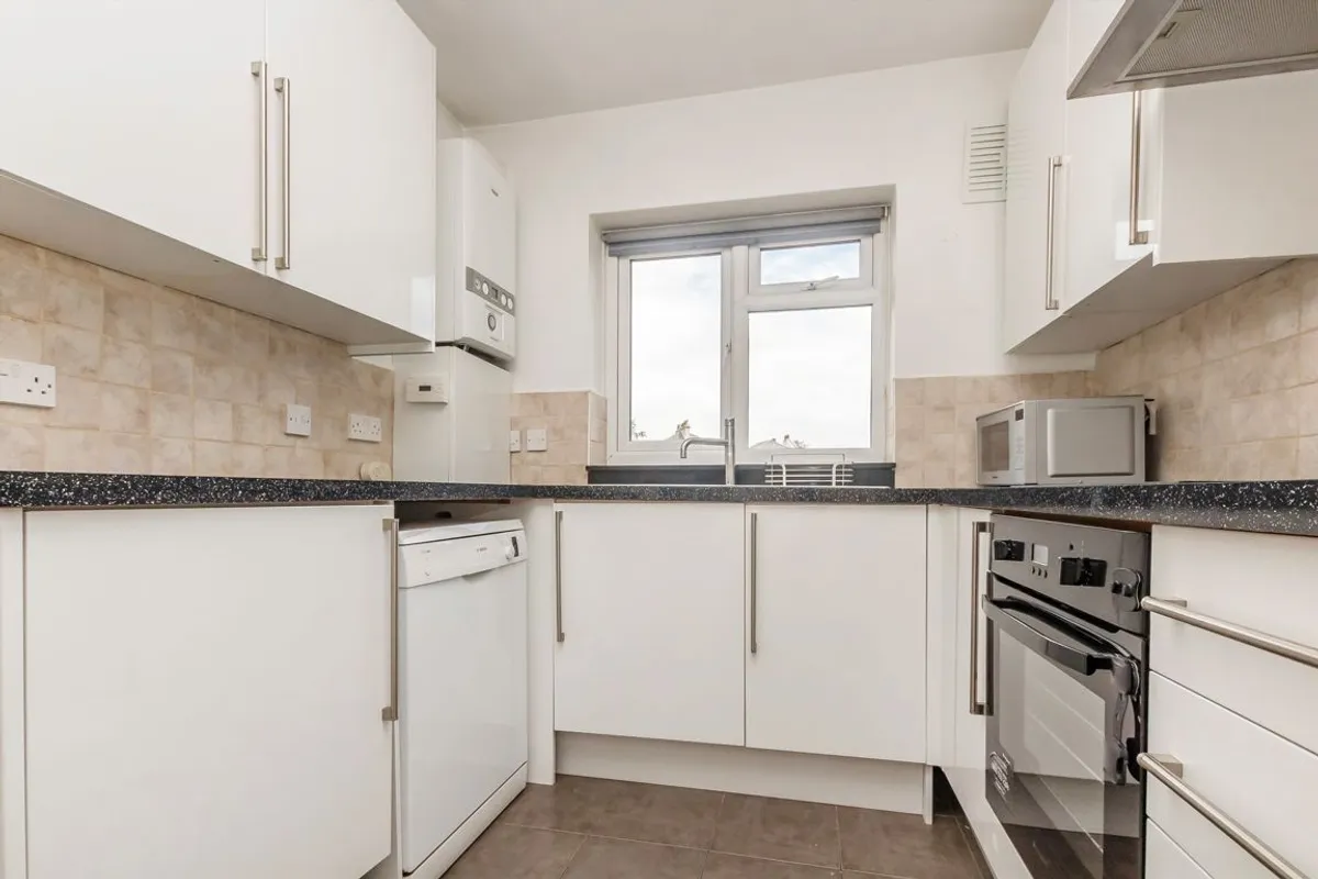 Flat Oak Hill Crescent in Greater London