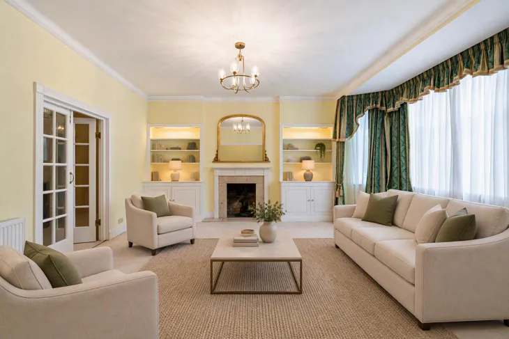 Flat Ross Court in Greater London