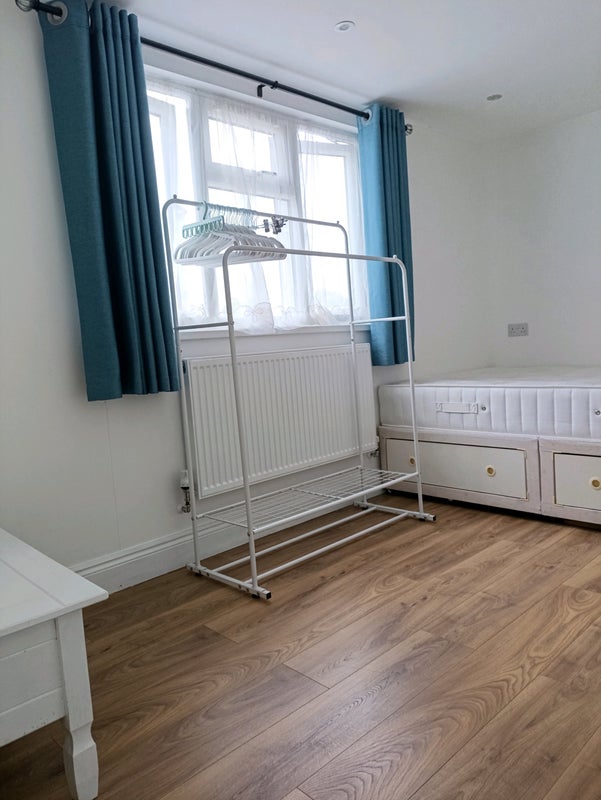 Room Ellingham Road in Greater London