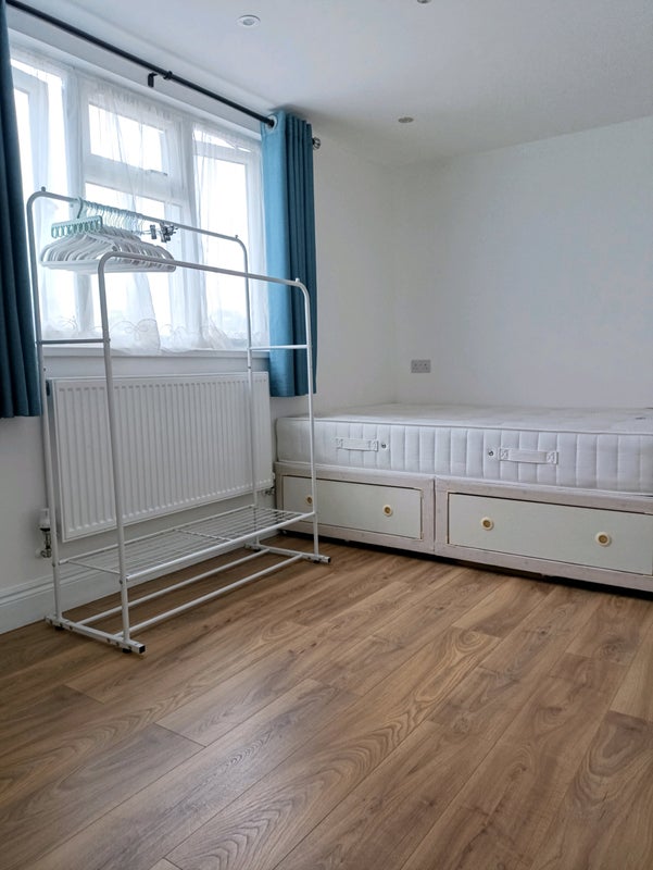 Room Ellingham Road in Greater London