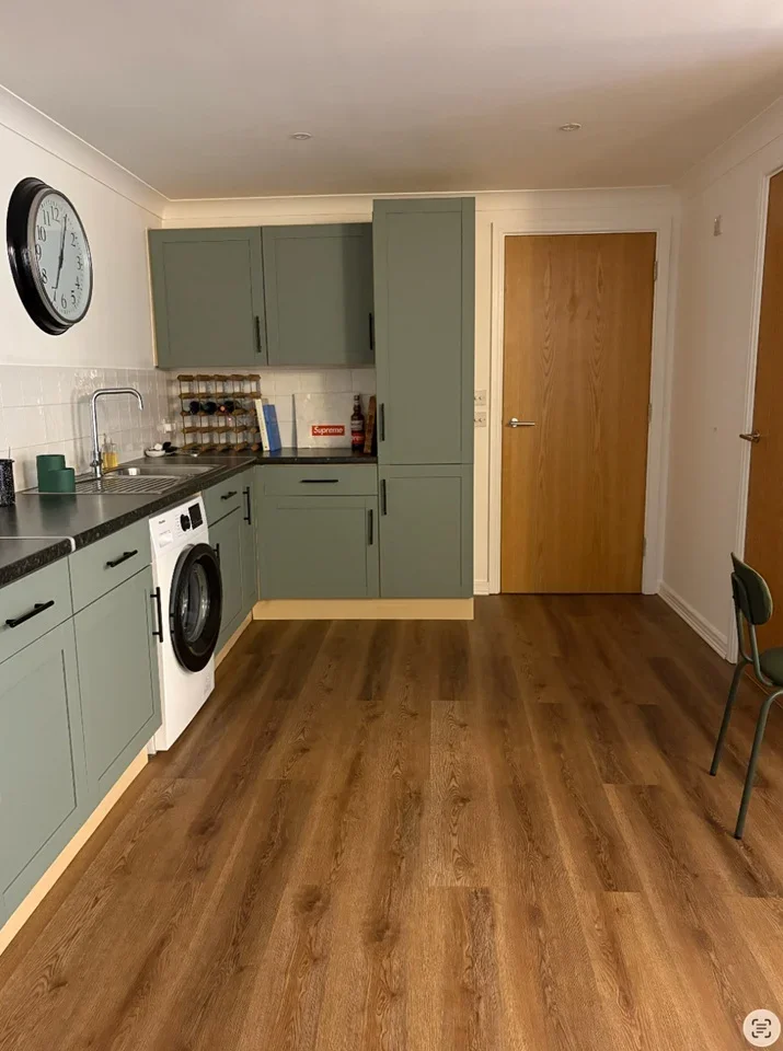 Flat Lewis Gardens in Greater London