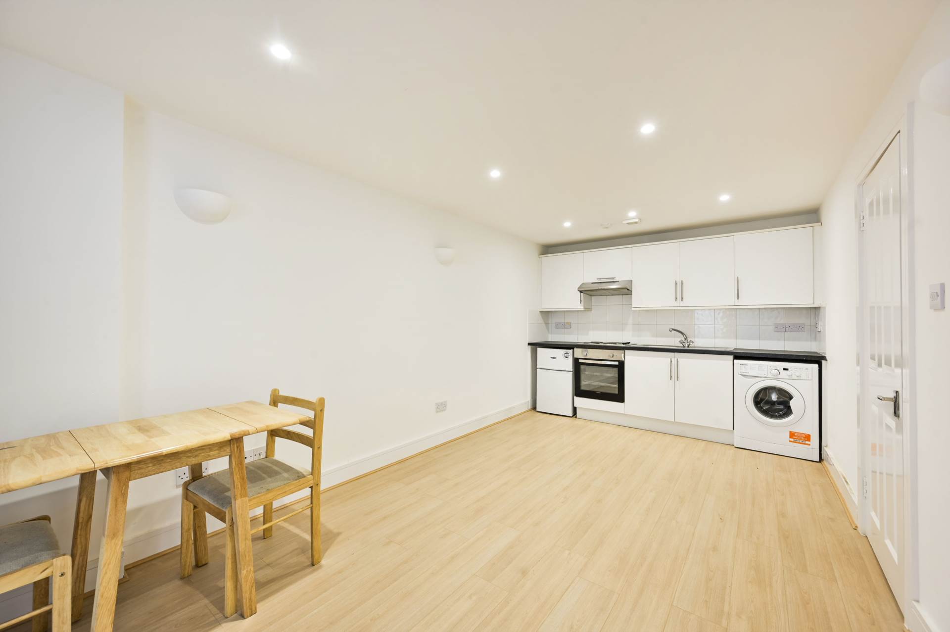 Flat Robinson Road in Greater London