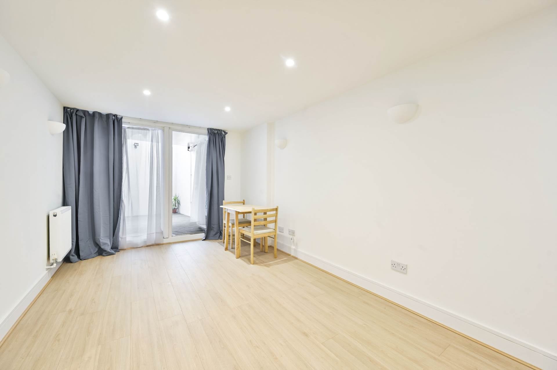 Flat Robinson Road in Greater London