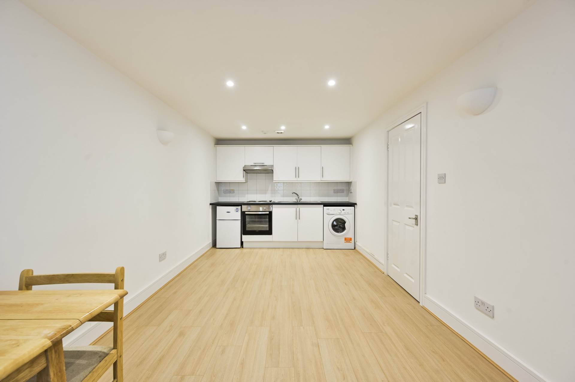 Flat Robinson Road in Greater London