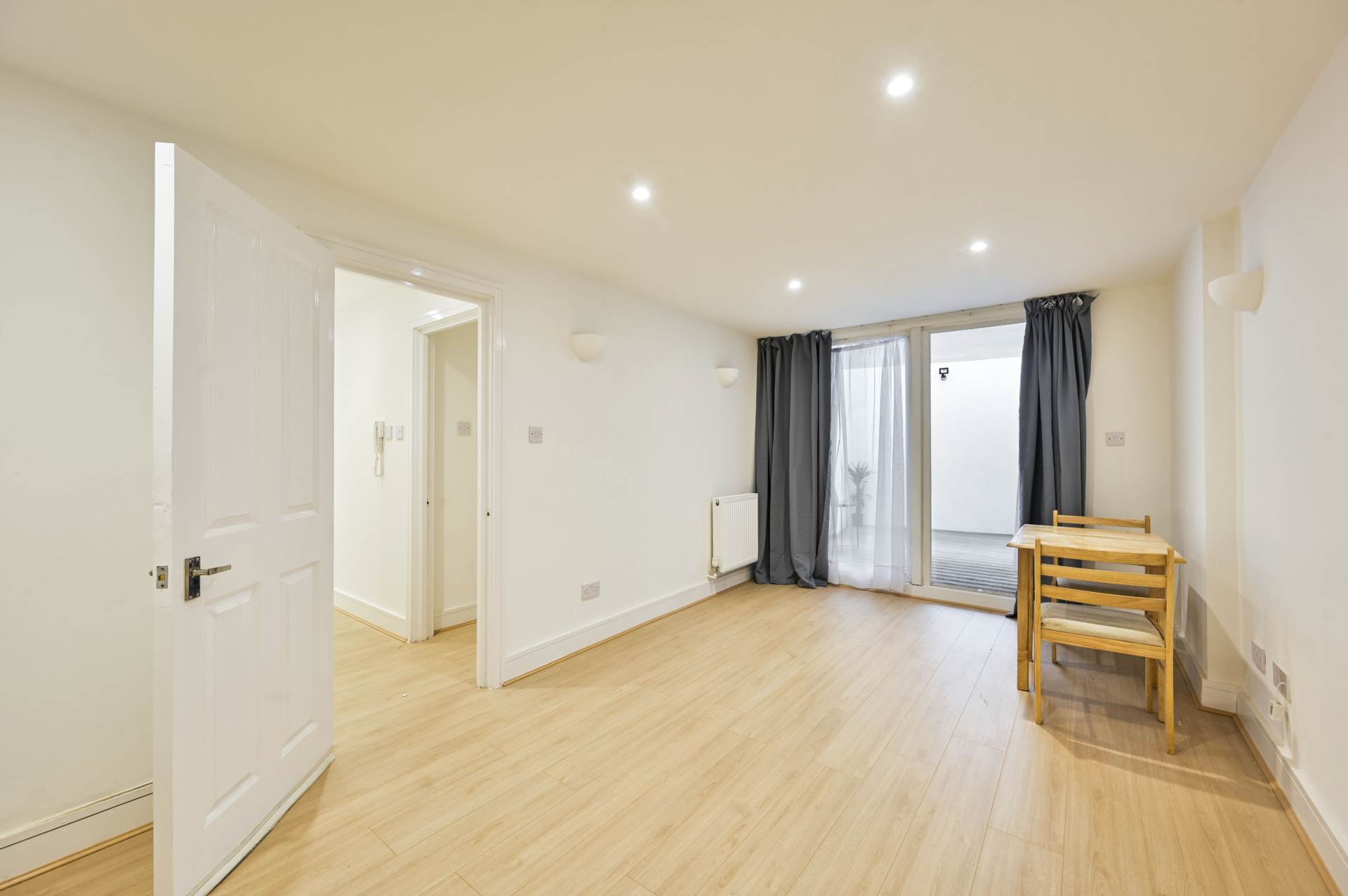 Flat Robinson Road in Greater London