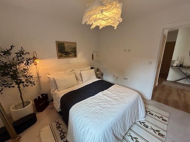 Flat Tapster Street in Greater London