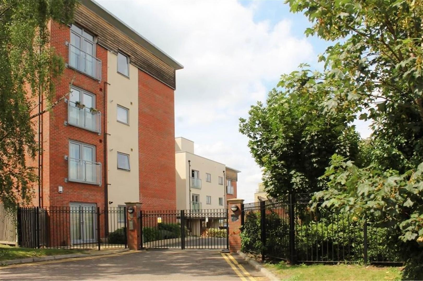 Flat Tapster Street in Greater London