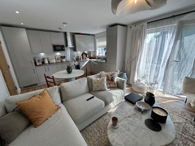 Flat Tapster Street in Greater London