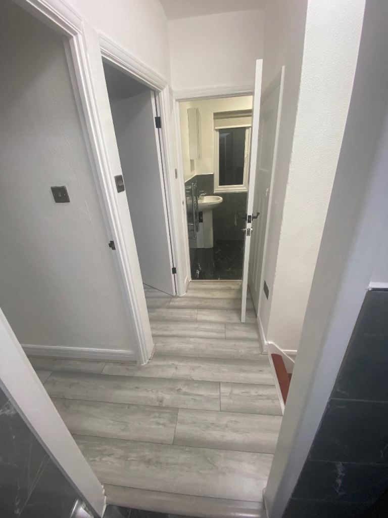 Flat Holyrood Avenue in Greater London