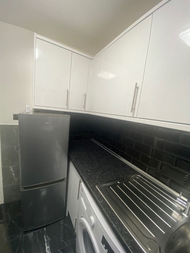Flat Holyrood Avenue in Greater London