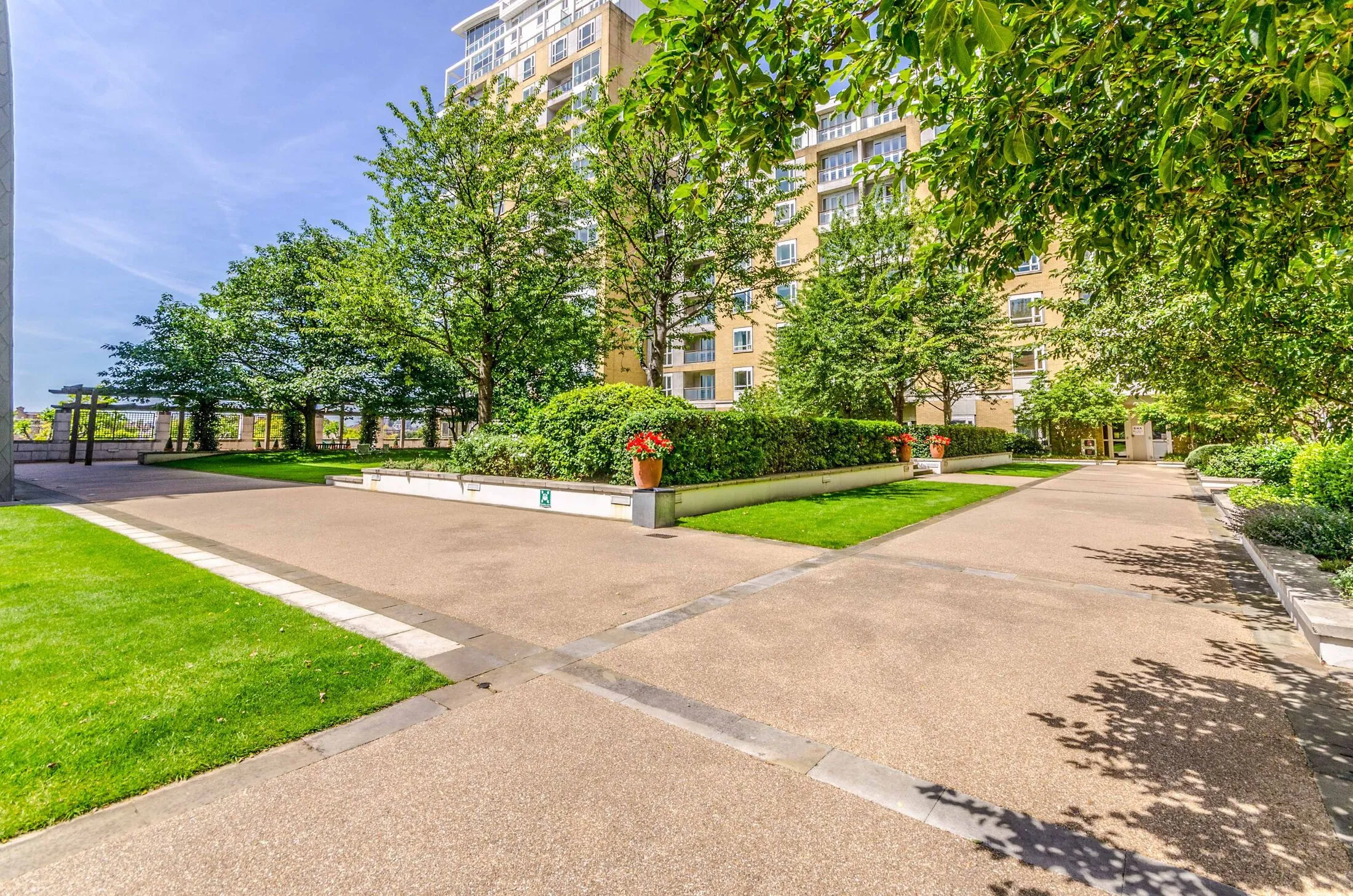 Flat Westferry Circus in Greater London