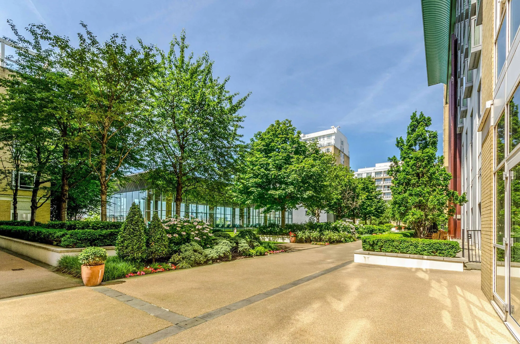 Flat Westferry Circus in Greater London
