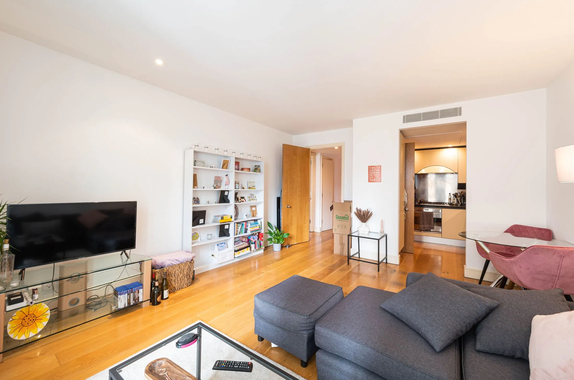 Flat Westferry Circus in Greater London