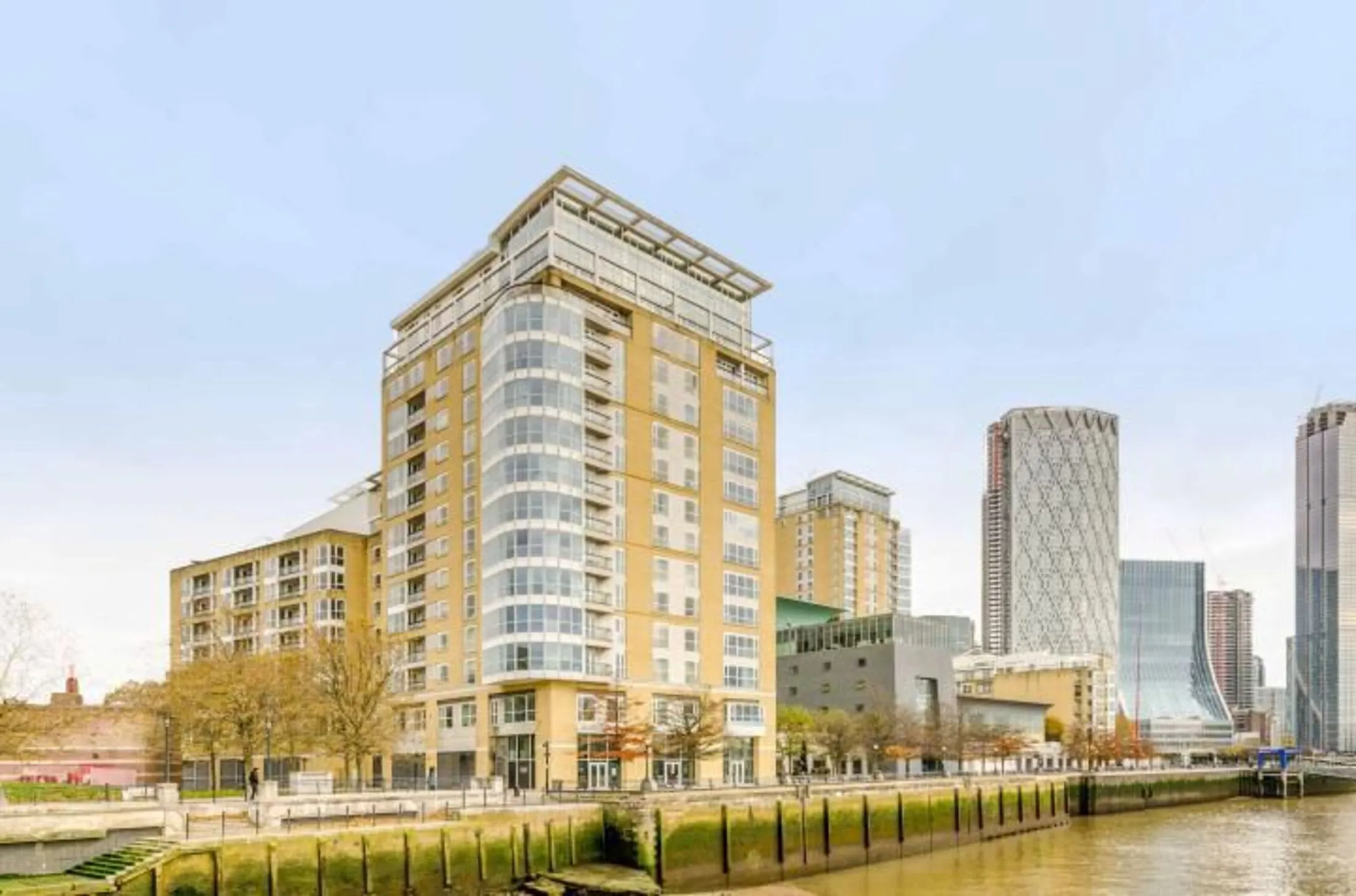 Flat Westferry Circus in Greater London