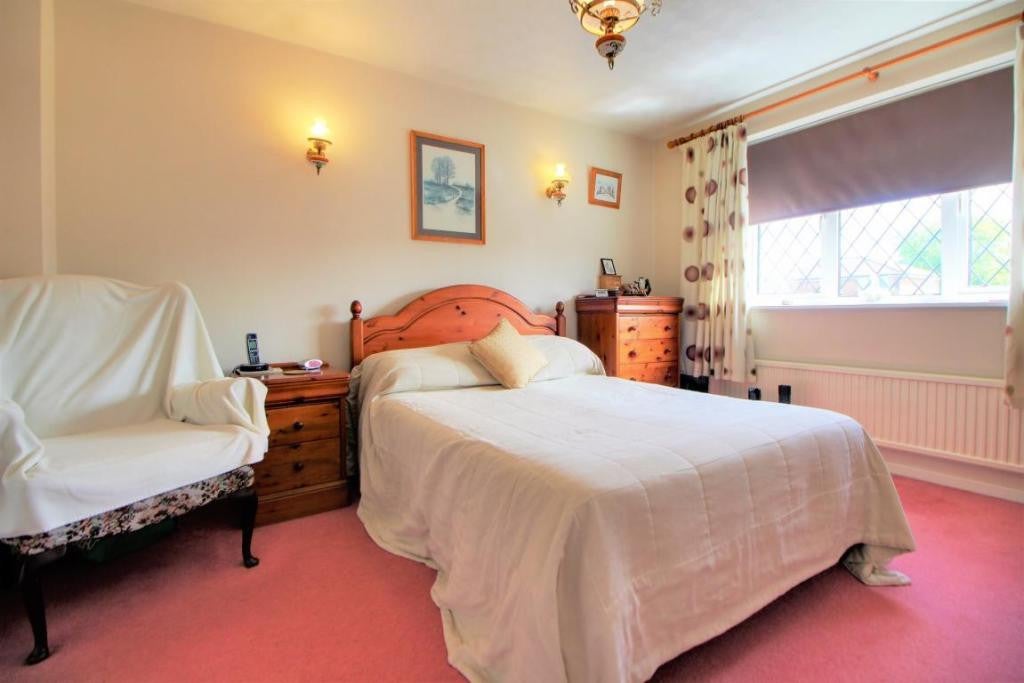 House Loddon Way in Guildford